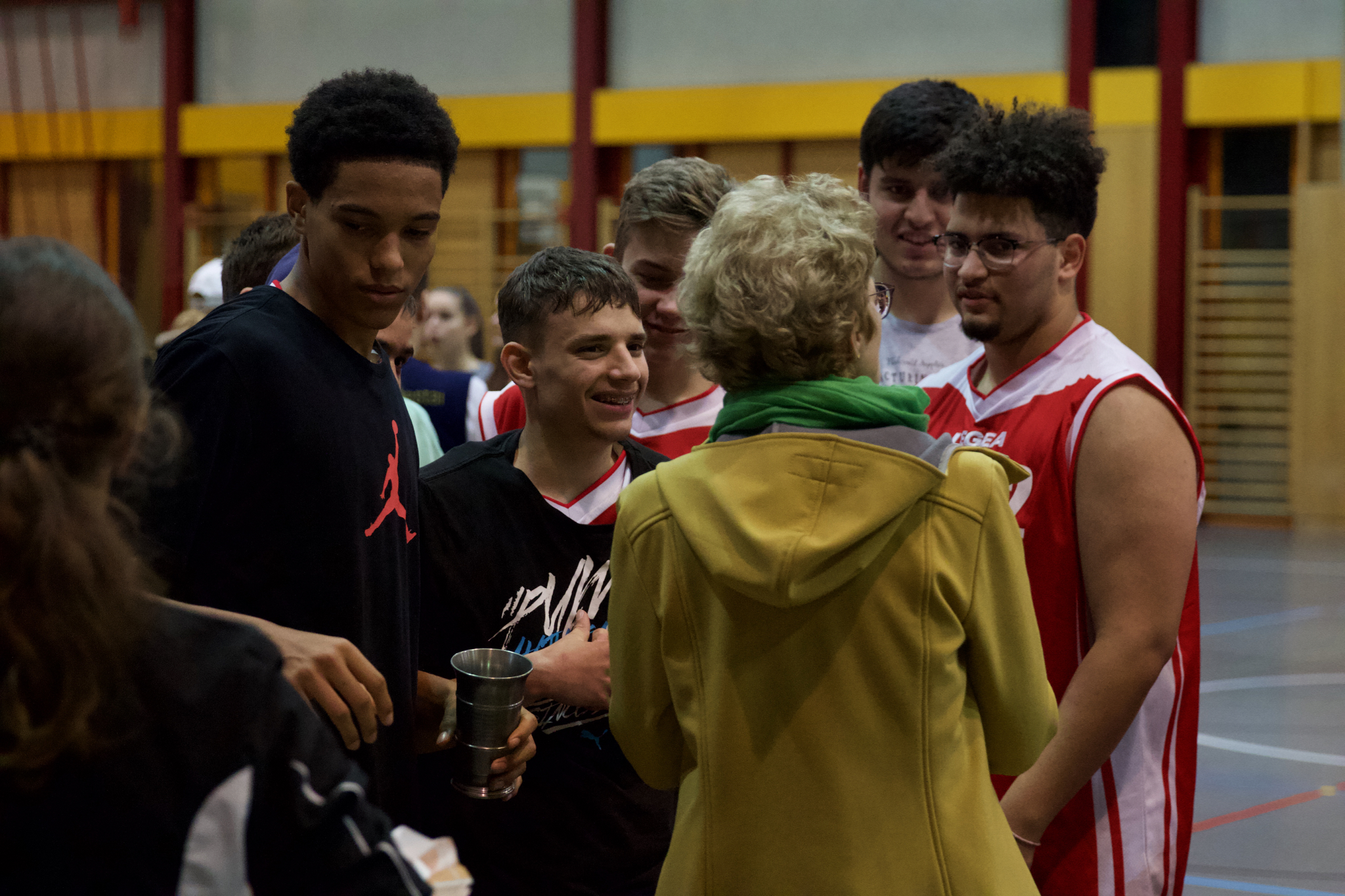 Rektorin Brigitte Jäggi gratuliert zum Sieg